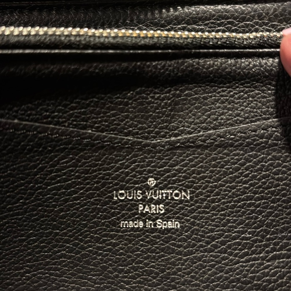 Authentic Louis Vuitton Black leather Lock Me full zip wallet - Picture 9 of 13